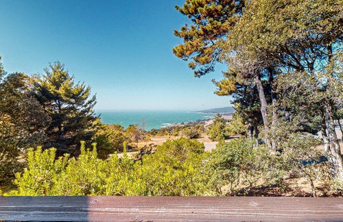 Sea Ranch Casa | Classic Sea Ranch architecture, ocean views, shared pools/saunas, & tennis court