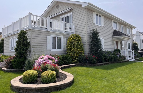 Stone Harbor Casa | Classic Stone Harbor home 1 block from the beach!