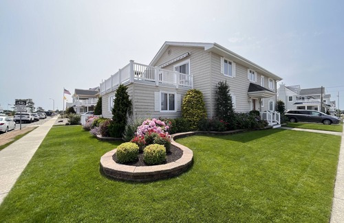 Stone Harbor Casa | Classic Stone Harbor home 1 block from the beach!