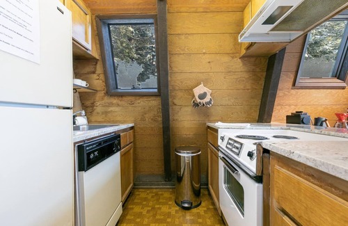Truckee Cabina | Classic Tahoe a-frame cabin forest view floor2ceiling window. Near Northstar