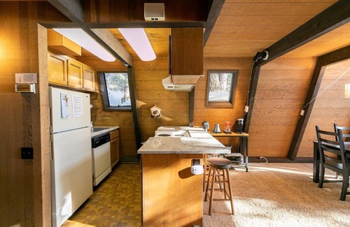Truckee Cabina | Classic Tahoe a-frame cabin forest view floor2ceiling window. Near Northstar