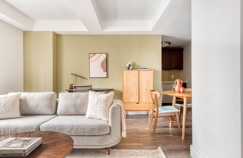 Upper East Side Apartamento | Classic UES 2BR w/ W/D, Gym & Doorman, nr Carl Schurz Park, by Blueground