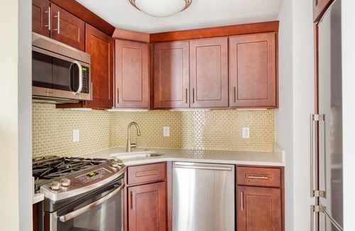 Upper East Side Apartamento | Classic UES 2BR w/ W/D, Gym & Doorman, nr Carl Schurz Park, by Blueground