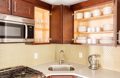 Upper East Side Apartamento | Classic UES 2BR w/ W/D, Gym & Doorman, nr Carl Schurz Park, by Blueground
