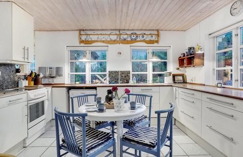 Ordrup Casa | Classic vacation home with inviting eat-in kitchen, wood-burning stove, TV room and 3 bedrooms.
