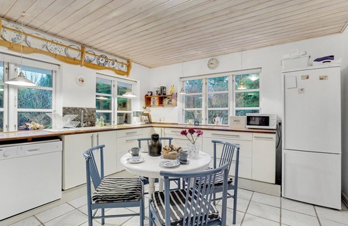 Ordrup Casa | Classic vacation home with inviting eat-in kitchen, wood-burning stove, TV room and 3 bedrooms.