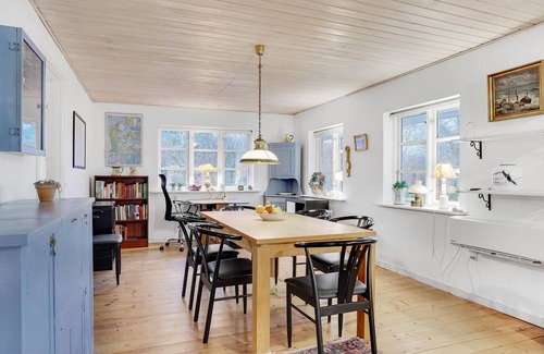 Ordrup Casa | Classic vacation home with inviting eat-in kitchen, wood-burning stove, TV room and 3 bedrooms.