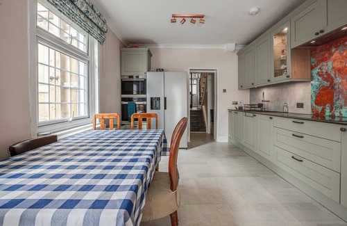 West Hill Casa | Classic Victorian House & Garden, 25 mins from Central Museums