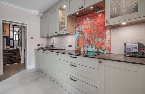 West Hill Casa | Classic Victorian House & Garden, 25 mins from Central Museums