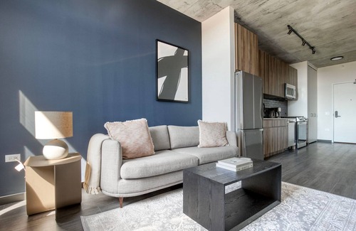 Near West Side Apartamento | Classic West Loop 1BR w/ Gym, near Fulton Market & I-90, by Blueground