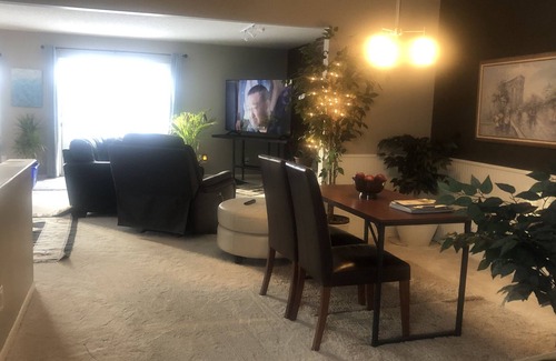 East Bloomington Casa | classic whole home with fireplace near airport mall of America