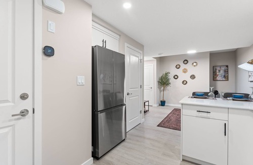 West Edmonton Casa | Classy 2-Bedroom Basement Near The Lake
