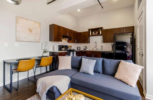 Downtown Kansas City Apartamento | Classy 2BR Near Arrowhd & TMobile Parking, Rooftop