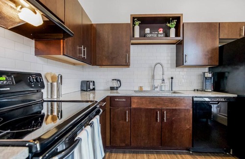 Downtown Kansas City Apartamento | Classy 2BR Near Arrowhd & TMobile Parking, Rooftop