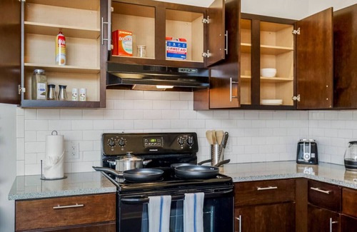 Downtown Kansas City Apartamento | Classy 2BR Near Arrowhd & TMobile Parking, Rooftop