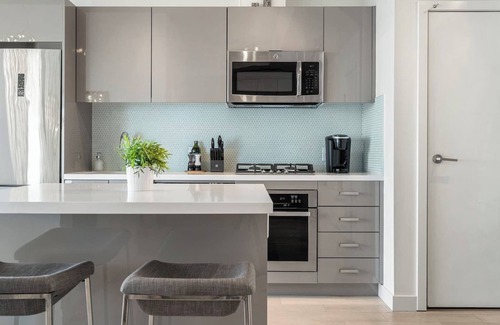 Beltline Apartamento | Classy & Comfortable Sub-Penthouse w Pool, AC