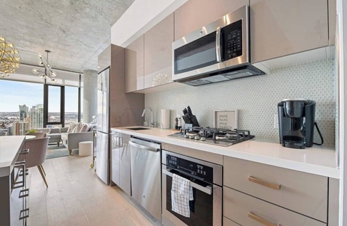 Beltline Apartamento | Classy & Comfortable Sub-Penthouse w Pool, AC