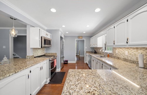 Sedgefield Casa | Classy Cozy Close to everything Spacious 4-bedroom house in marvelous Greensboro