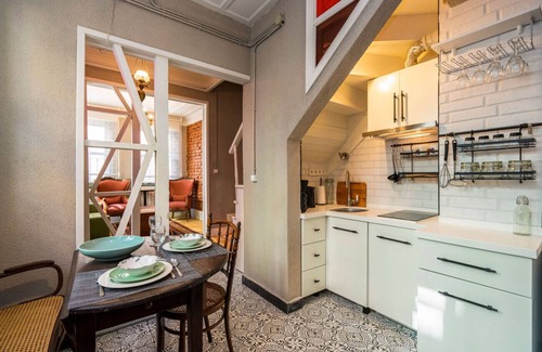Balat Apartamento | Classy Duplex Apartment w Balcony Near Golden Horn