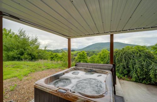 West Jefferson Casa | Classy Home with Hot Tub and Mt Jefferson Views!