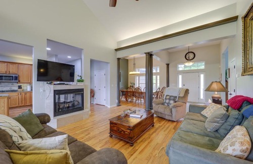 West Jefferson Casa | Classy Home with Hot Tub and Mt Jefferson Views!