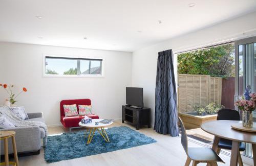 Bishopdale Casa | Classy Modern Unit close to Airport, Shops and Bus