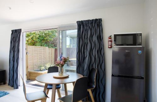 Bishopdale Casa | Classy Modern Unit close to Airport, Shops and Bus