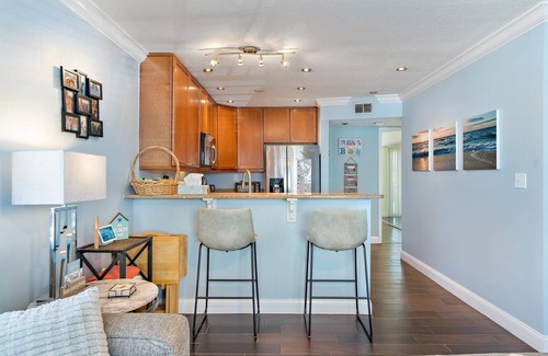 Belle Vista Condominio | Classy Updated Condo | Steps from the Beach