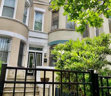 Columbia Heights Casa | Classy Victorian Brownstone Subway Shopping