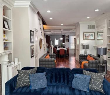 Columbia Heights Casa | Classy Victorian Brownstone Subway Shopping
