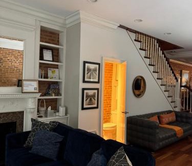 Columbia Heights Casa | Classy Victorian Brownstone Subway Shopping