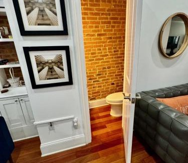 Columbia Heights Casa | Classy Victorian Brownstone Subway Shopping