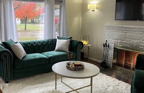 Harper Woods Casa | Classy Vintage Home in Harper Woods 3bed/1.5 baths