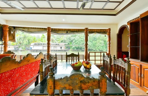 Thanneermukkom Alquiler De Eote | Casa blanca con clase / bien amueblada, Alleppey