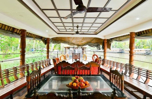 Thanneermukkom Alquiler De Eote | Casa blanca con clase / bien amueblada, Alleppey