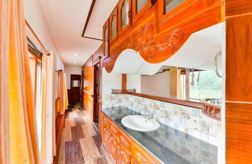 Thanneermukkom Alquiler De Eote | Casa blanca con clase / bien amueblada, Alleppey