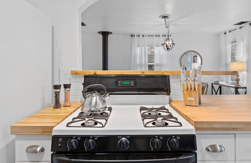 Tehachapi Cabaña | Clay Cottage - Downtown Tehachapi Cottage
