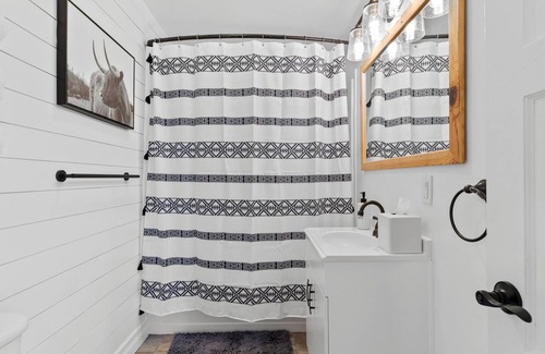 Tehachapi Cabaña | Clay Cottage - Downtown Tehachapi Cottage