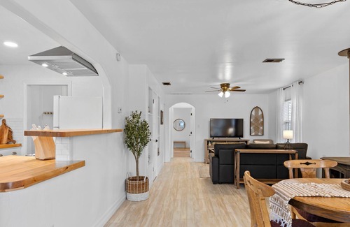 Tehachapi Cabaña | Clay Cottage - Downtown Tehachapi Cottage