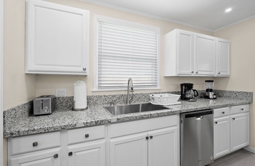 Tower District Casa | Clean 3B/1Bth EasyA to US99 + CA41 & to Nat'l Parks