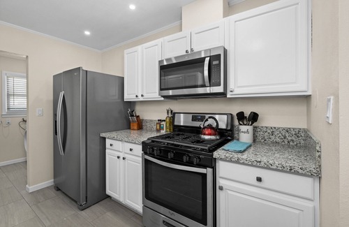 Tower District Casa | Clean 3B/1Bth EasyA to US99 + CA41 & to Nat'l Parks