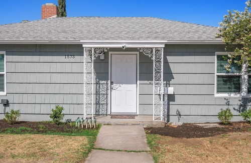 Tower District Casa | Clean 3B/1Bth EasyA to US99 + CA41 & to Nat'l Parks