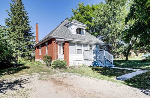 Guelph Casa | Clean Air! A Home Space with lots of Character+200-foot backyard to enjoy.