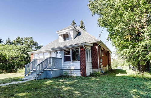 Guelph Casa | Clean Air! A Home Space with lots of Character+200-foot backyard to enjoy.