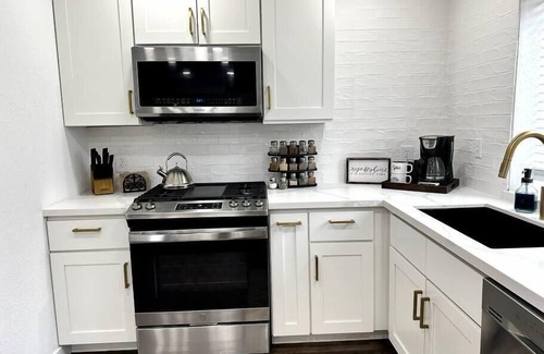 Hanford Casa | Clean and comfy w/ fast internet