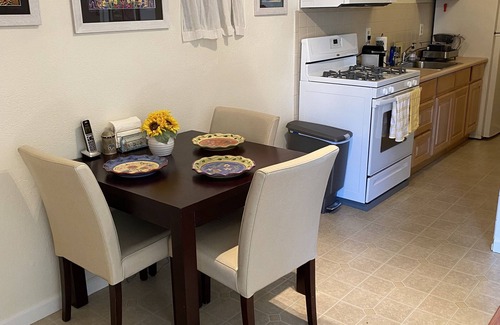 St. Mary's Apartamento | Clean and Cozy 1 bedroom apartment conveniently located in Sunny Bernal Heights.
