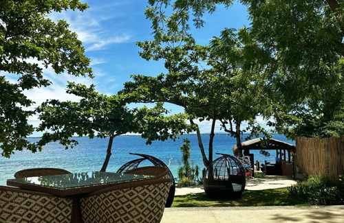 Lapu-Lapu Condominio | Limpio y acogedor con vista al mar condominio de 1 habitación, Mactan New Town, WiFi gratis, piscina, gimnasio, cancha de tenis