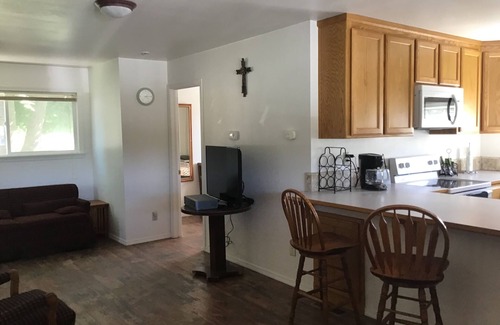 Plains Casa | Limpio y lindo, 1 cama, 1 baño, pequeño pueblo frente al parque de la ciudad.