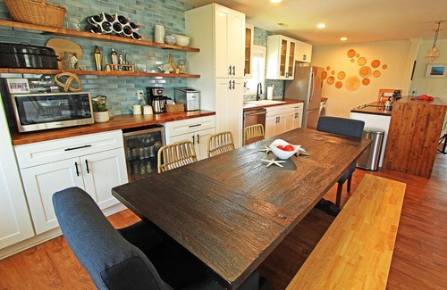Colington Harbour Cabaña | Clean and inviting Canal Front Cottage