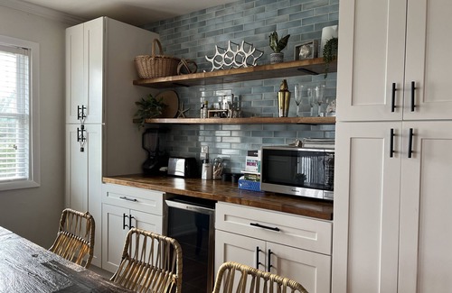 Colington Harbour Cabaña | Clean and inviting Canal Front Cottage